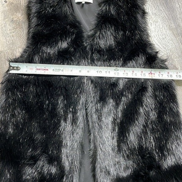 WAYF Where Are You From Women’s Black Faux Fur Fuzzy Vest, size XS - Picture 7 of 10
